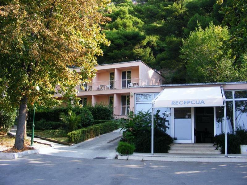 Tourist Settlement Brzet 호텔 오미스 외부 사진