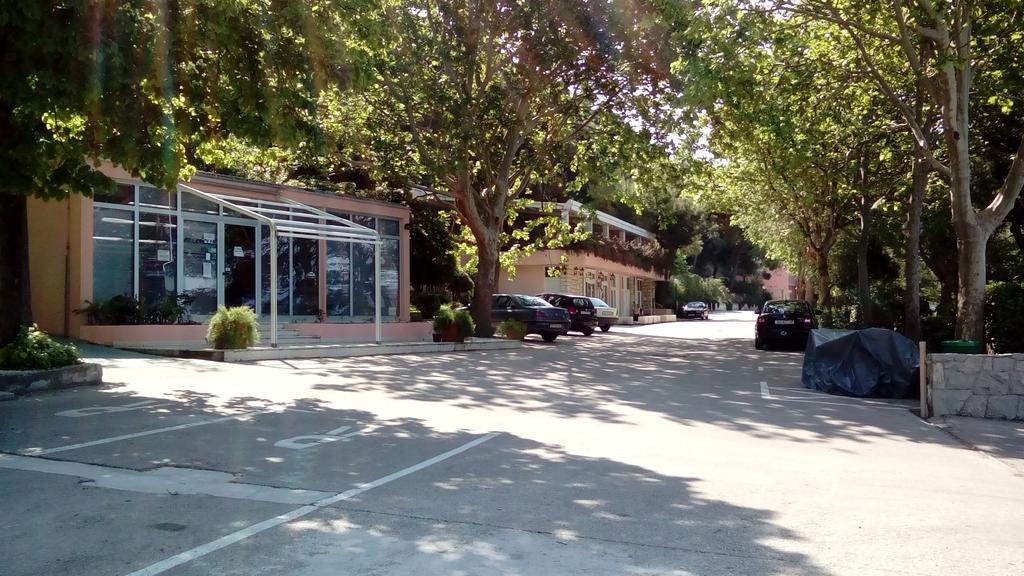 Tourist Settlement Brzet 호텔 오미스 외부 사진